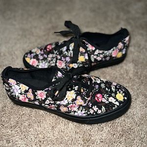 Hot Topic size 5/7 black floral lace up canvas sneakers